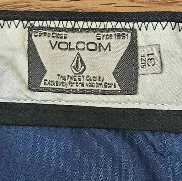 Volcom Flat Front Shorts Size 31 EUC - Picture 4 of 8